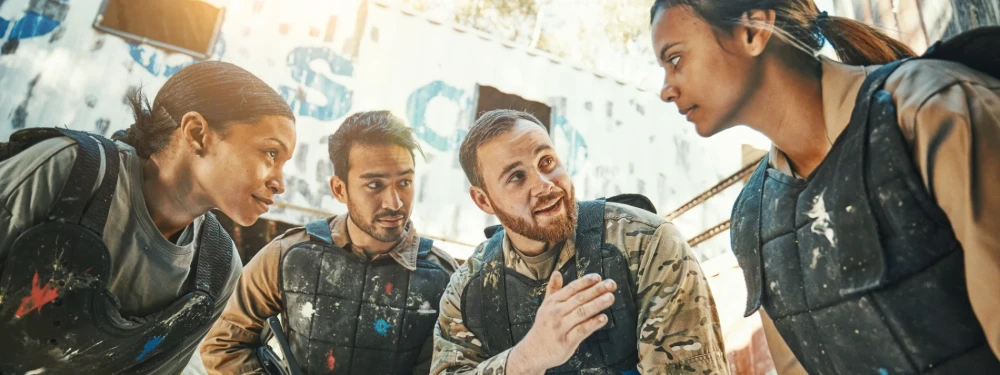groupe de jeunes qui font du paintball