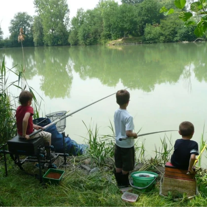 groupe d'enfants qui pêchent