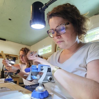 groupe de cycliste qui descend vers une péniche