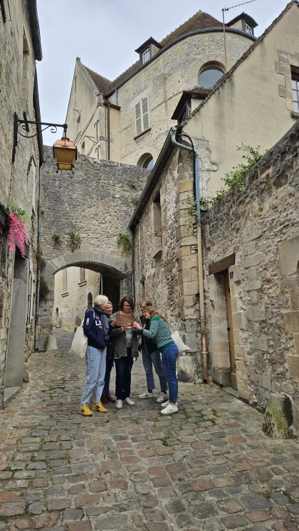 Le manuscrit vandalisé de Léonard — un mystère à résoudre au cœur de Senlis ! - app.name