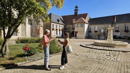 abbaye famille qui utilise des tablettes pour la visite