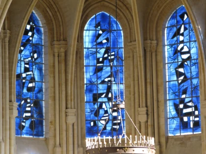 "Senlis en lumière : voyage au cœur des vitraux, du Moyen Âge à Miró" - app.name