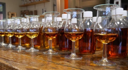 verres de whisky alignés